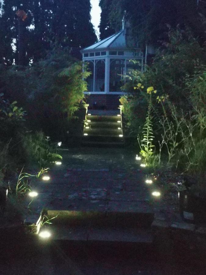 Ferienwohnung Peaceful Retreat Hideaway Surrey Esher Exterior foto